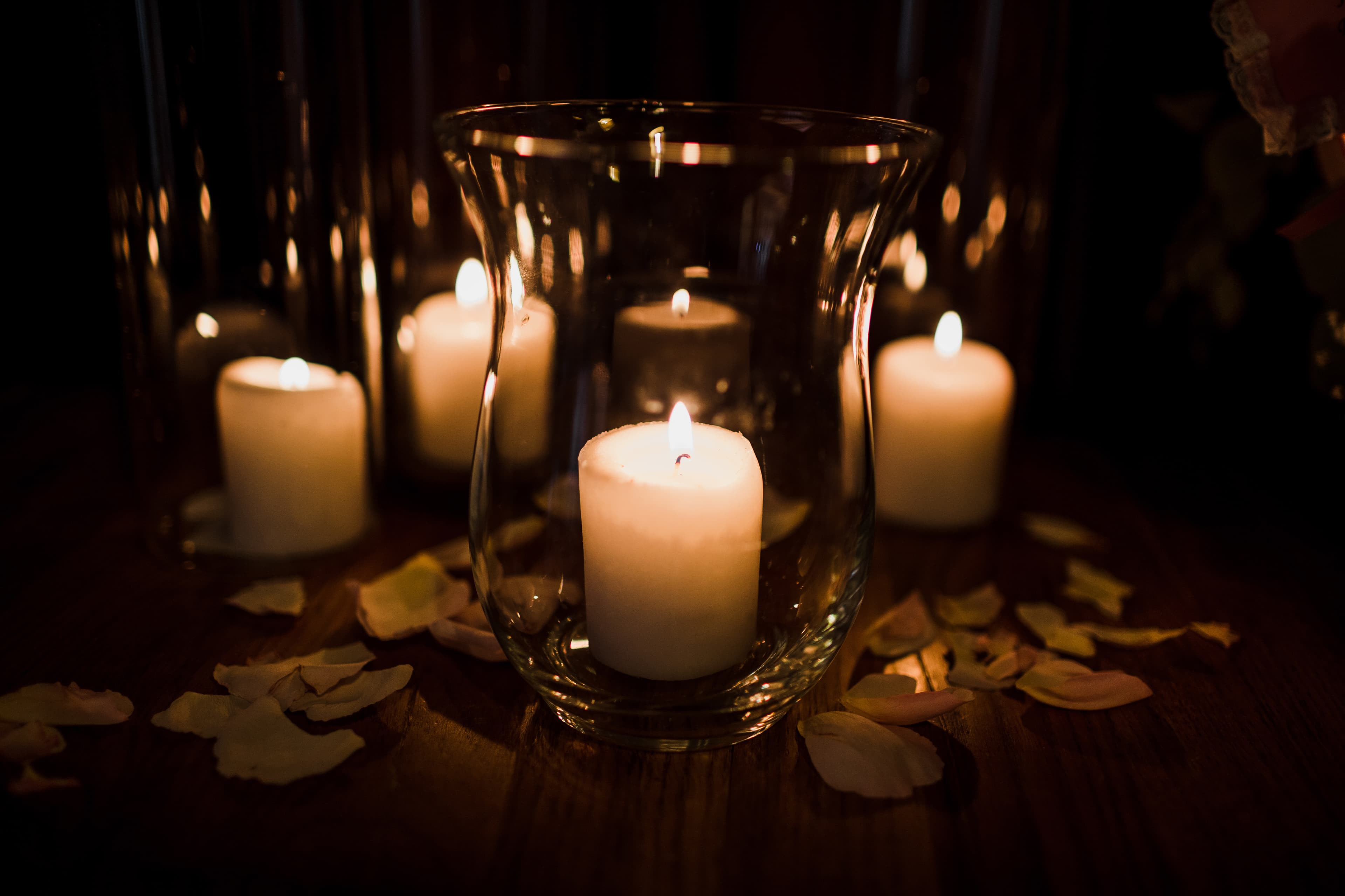 Lumânări aprinse pentru servicii funerare în Ilfov