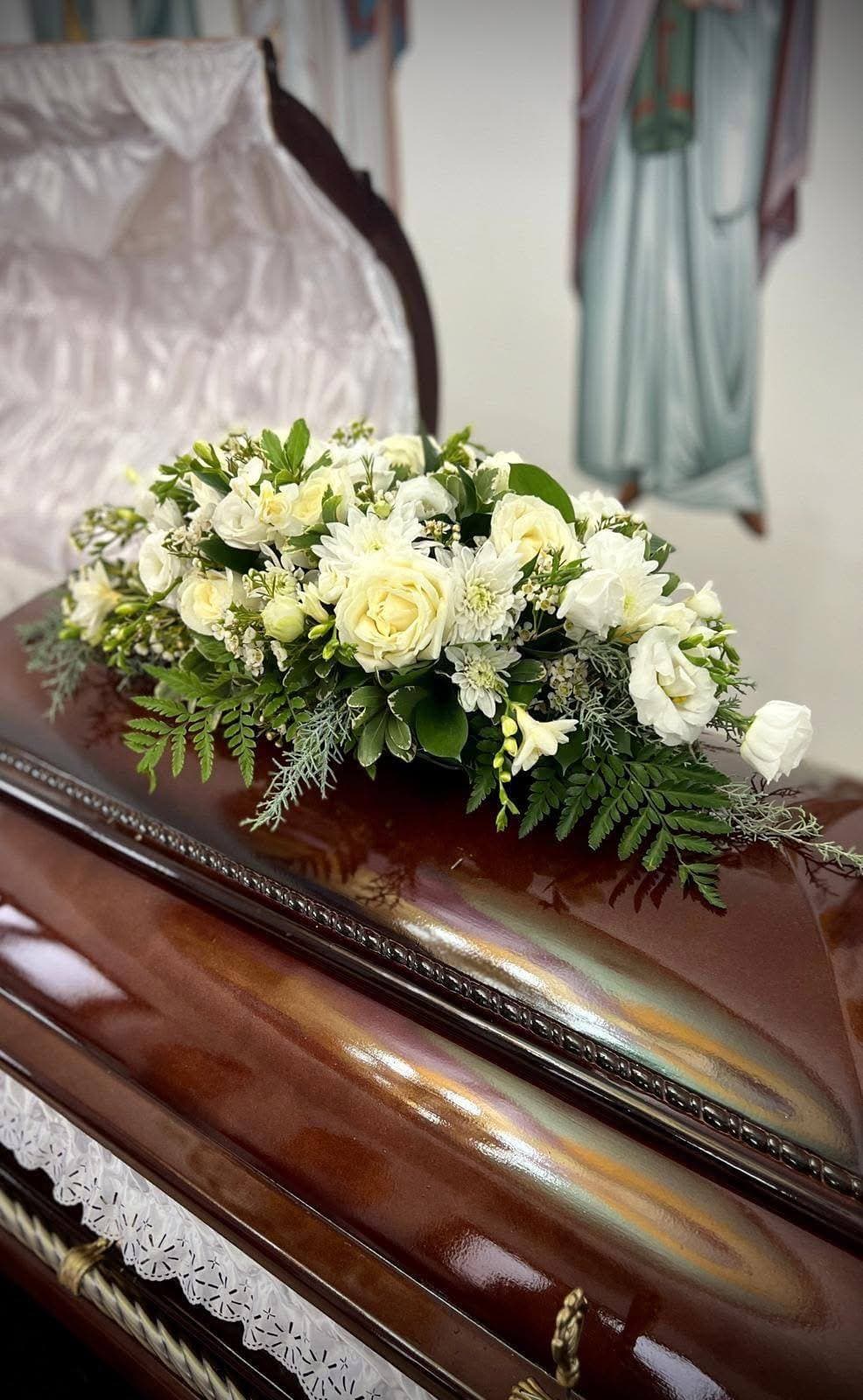 Sicriu elegant pregătit pentru ceremonie funerară