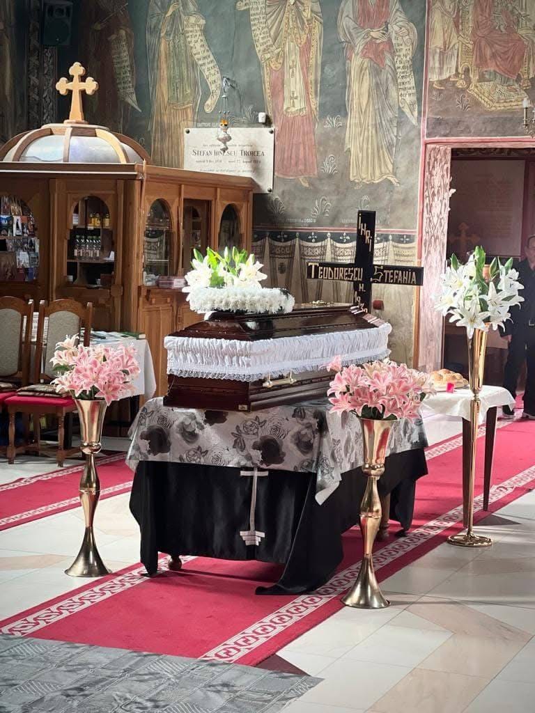 Sicriu elegant pentru înmormântare cu talonul de pensie